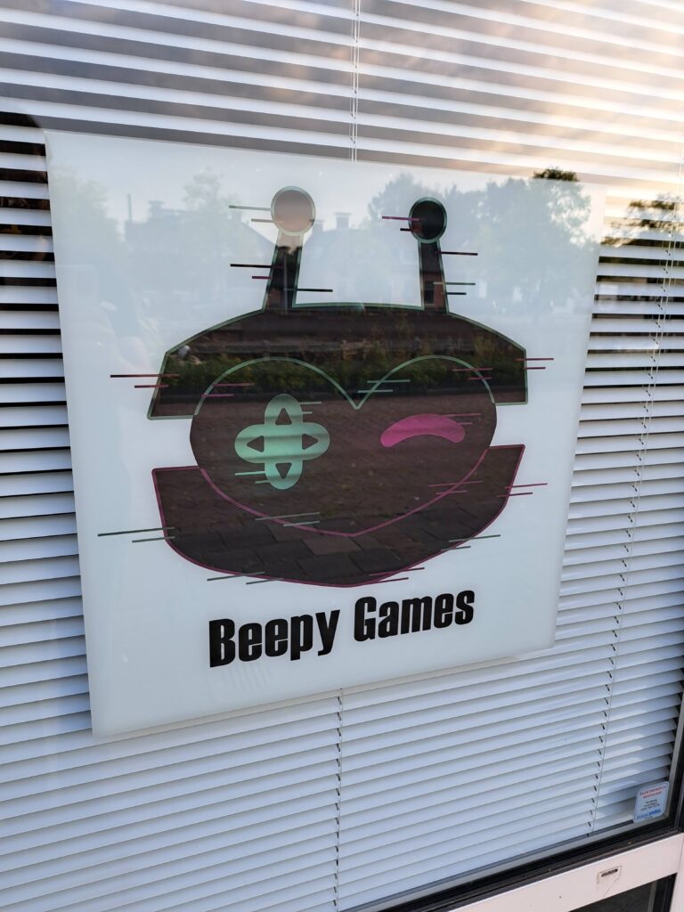 Logo Beepy Games op raam